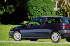 Zila Alfa Romeo 145 1999 aizmugure, no sāniem