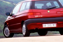 Sarkana Alfa Romeo 145 1999 aizmugure