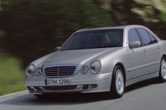 Mercedes E klases 1999 W210 sedana priekšpuse, no sāniem