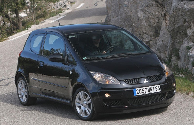 Mitsubishi Colt 3 durvis Hečbeks 2007 2008 atsauksmes