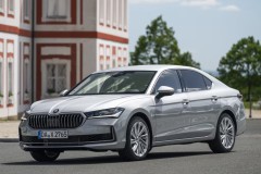 Skoda Superb 2024 hečbeka foto attēls 1