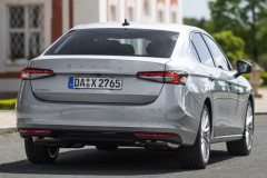 Skoda Superb 2024 hečbeka foto attēls 5