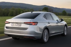 Skoda Superb 2024 hečbeka foto attēls 6