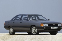 Audi 100 1982 sedana foto attēls 12