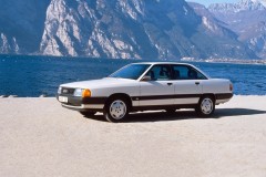 Audi 100 1982 sedana foto attēls 10