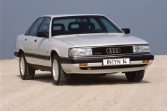 Audi 100 1988 sedana foto attēls 1