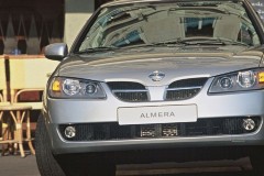 Nissan Almera 2002 hatchback foto 2