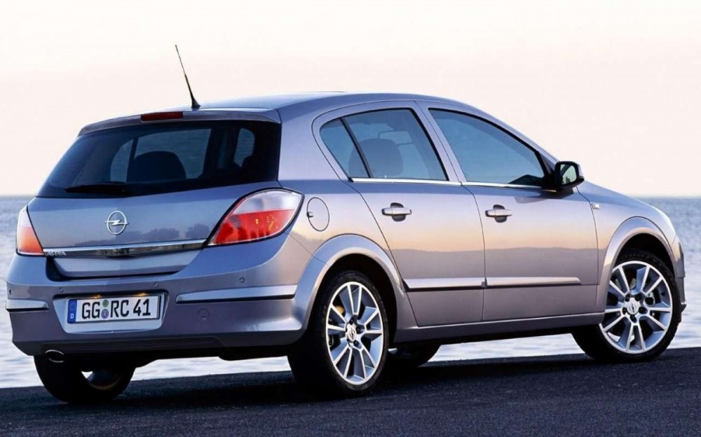 Astra Hatchback 2004 - reviews, technical data,