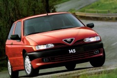 Sarkana Alfa Romeo 145 1999 priekšpuse