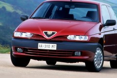 Sarkana Alfa Romeo 145 1999 priekšpuse