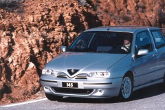 Sudraba Alfa Romeo 145 1999 priekšpuse