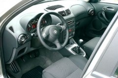 Alfa Romeo 147 hatchback photo image 19