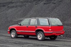 Sarkana Chevrolet Blazer 1994 aizmugure, no sāniem