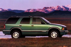 Zaļa Chevrolet Blazer 1994 no sāniem