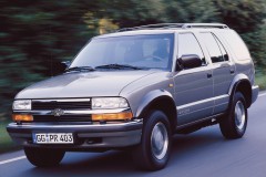 Pelēka Chevrolet Blazer 1998 priekšpuse, no sāniem