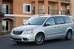 Chrysler Town & Country minivan photo image 1