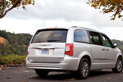 Chrysler Town & Country minivan photo image 2