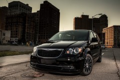 Chrysler Town & Country minivan photo image 4