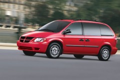 Red Dodge Caravan 2001 front, side
