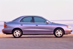 Hyundai Elantra 1995 sedana foto attēls 2