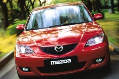 Sarkana Mazda 3 2003 sedana priekšpuse