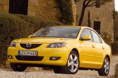 Dzeltena Mazda 3 2003 sedana priekšpuse
