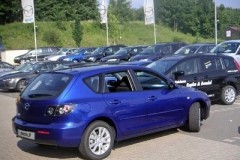 Zila Mazda 3 2006 hečbeka no sāniem