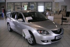 Pelēka Mazda 3 2006 hečbeka priekšpuse