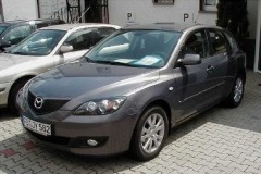 Pelēka Mazda 3 2006 hečbeka priekšpuse