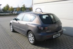 Pelēka Mazda 3 2006 hečbeka aizmugure