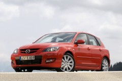 Sarkana Mazda 3 2006 hečbeka priekšpuse