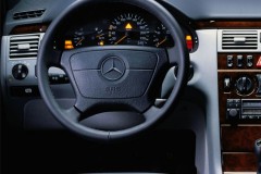 Mercedes E klases 1995 W210 sedana Salons - vadītāja vieta