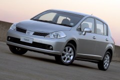 Nissan Tiida 2004 hatchback photo image 1