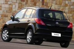 Nissan Tiida 2004 hatchback photo image 3