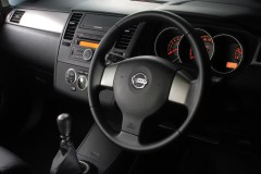 Nissan Tiida 2004 hatchback photo image 5