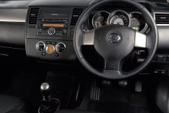 Nissan Tiida 2004 hatchback photo image 6