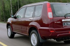 Rojo oscuro Nissan X-Trail 2001 trasera