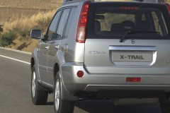 Sudraba Nissan X-Trail aizmugure
