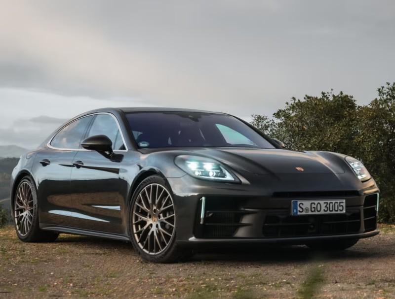 Porsche Panamera 2023 foto attēls