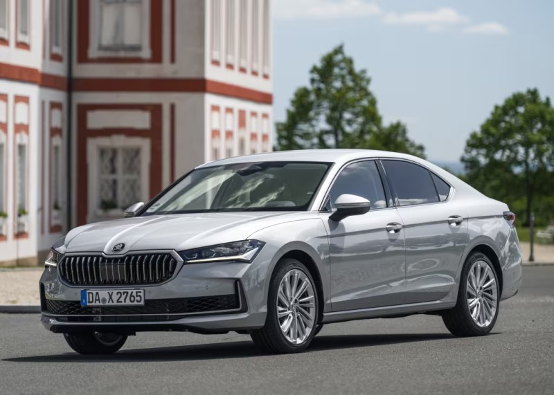 Skoda Superb 2024 foto attēls