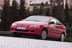 Sarkana Toyota Paseo 1996 priekšpuse