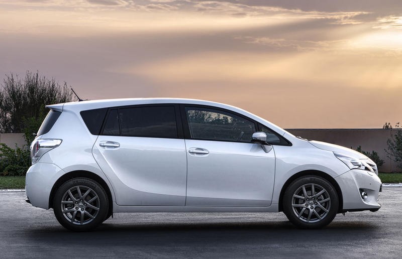 Toyota Verso Minivan / MPV 2013 - reviews, technical data, prices