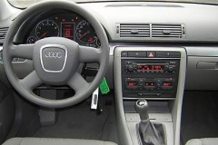 Audi A4 2004 sedana foto attēls 9