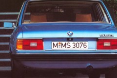BMW 5 sērijas 1974 E12 sedana foto attēls 2