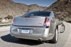 Chrysler 300C 2011 sedana foto attēls 18