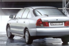 Mitsubishi Carisma sedana foto attēls 7