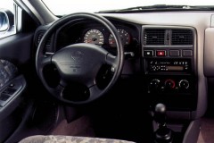 Nissan Almera 1995 hatchback foto 1