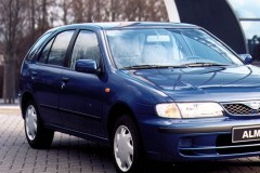 Nissan Almera 1995 hečbeka foto attēls 3