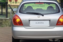 Nissan Almera 2002 hatchback foto 6