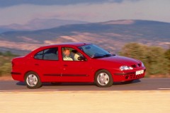 Renault Megane 1999 sedana foto attēls 5